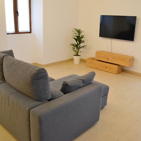 Ura Apartman Lesaka Kültér fotó