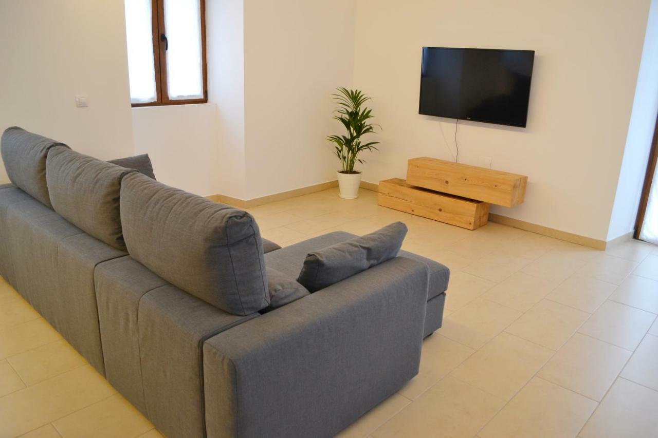 Ura Apartman Lesaka Kültér fotó